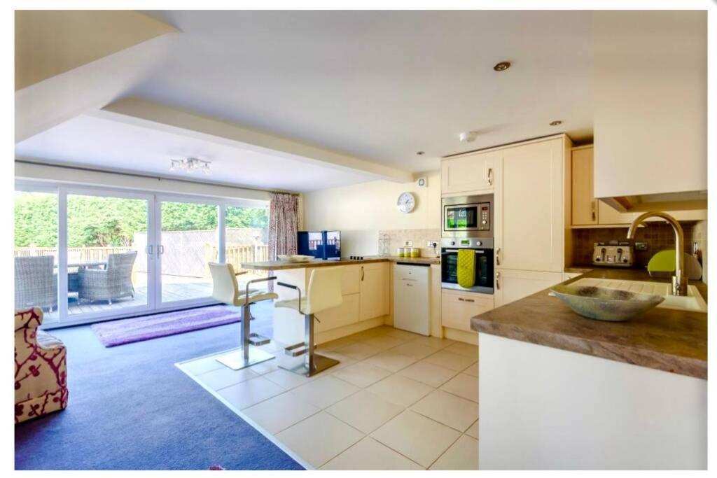 Adorable 2 Bedroom Countryside Guesthouse Broome  ภายนอก รูปภาพ