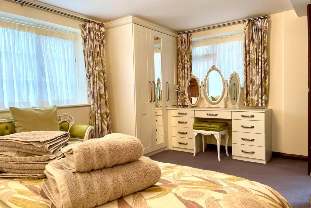 Adorable 2 Bedroom Countryside Guesthouse Broome  ภายนอก รูปภาพ