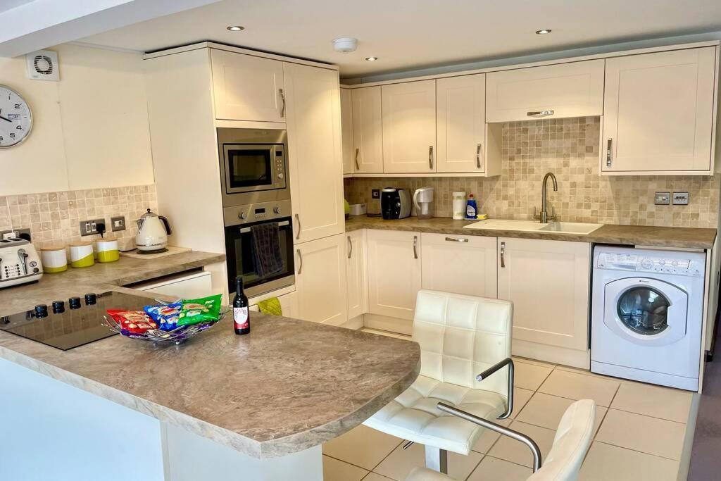 Adorable 2 Bedroom Countryside Guesthouse Broome  ภายนอก รูปภาพ